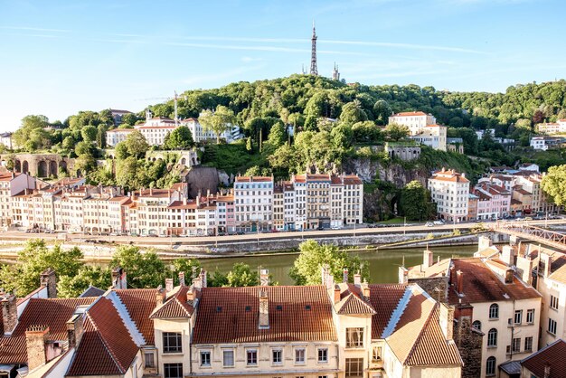 Vue aérienne du paysage urbain du matin avec de beaux bâtiments anciens et une tour métallique sur la montagne dans la ville de Lyon en France