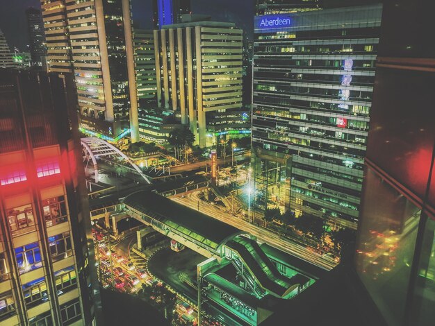 Photo vue aérienne du paysage urbain éclairé la nuit