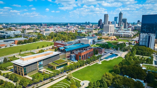 Photo vue aérienne du paysage urbain d'indianapolis avec rivière et espaces verts