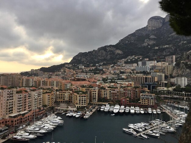 Vue aérienne du paysage urbain par la mer contre le ciel monaco marina