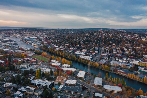 Vue aérienne du paysage urbain de Seattle pendant le coucher du soleil South Lake Union