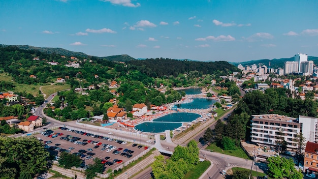 Vue aérienne du paysage urbain de Tuzla, en Bosnie, avec des bâtiments et des piscines