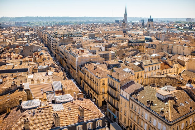 Photo vue aérienne du paysage urbain sur la vieille ville de bordeaux pendant la journée ensoleillée en france