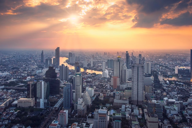 Vue aérienne du paysage urbain de la ville moderne au coucher du soleil à Bangkok en Thaïlande