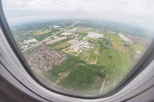 Photo vue aérienne du paysage vue par la fenêtre d'un avion