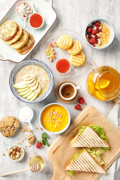 Vue aérienne du petit-déjeuner sur fond gris clair