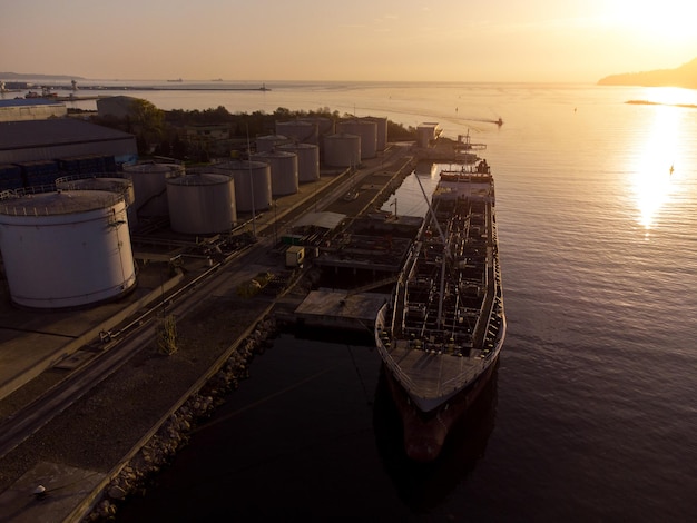 Vue aérienne du pétrolier et du navire GPL au port industriel au coucher du soleil