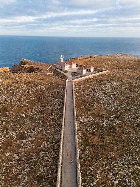 Vue aérienne du phare de Punta Nati sur l'île de Menorca