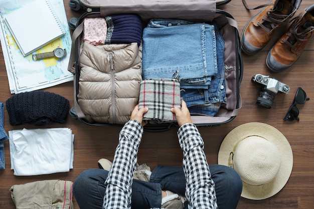 Photo vue aérienne du plan femme voyageur et du sac à dos