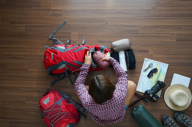 Vue Aérienne Du Plan Femme Voyageur Et Du Sac à Dos