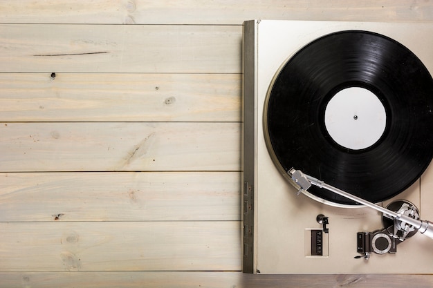 Vue aérienne du platine vinyle sur une table en bois