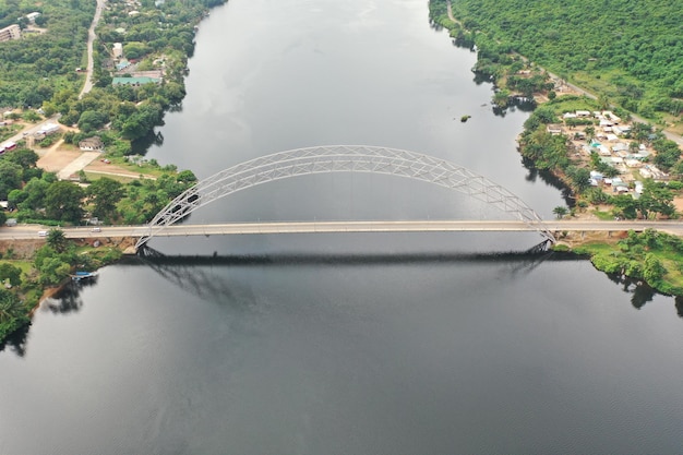 Vue aérienne du pont Adomi au Ghana pendant la journée