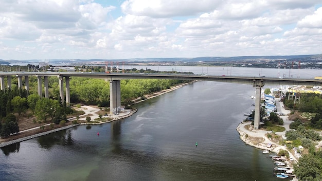 Vue aérienne du pont Asparuhov avec trafic Varna Bulgarie