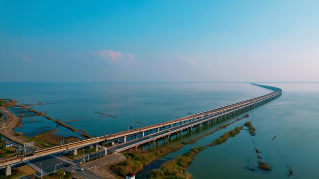 Photo vue aérienne du pont sur la baie contre le ciel