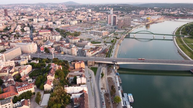 Vue aérienne du pont Branko de Belgrade sur la rivière Sava en Serbie