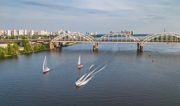 Vue Aérienne Du Pont Darnitsky, Yachts Et Bateaux Naviguant Dans Le Dniepr