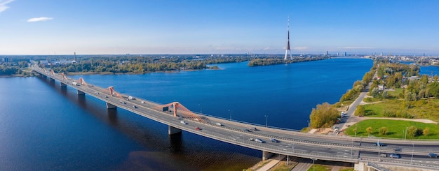 Vue aérienne du pont "Dienvidu" (sud) sur la rivière Daugava à Riga, Lettonie.