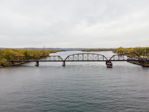 Vue aérienne du pont du fleuve Mississippi à La Crosse, Wisconsin