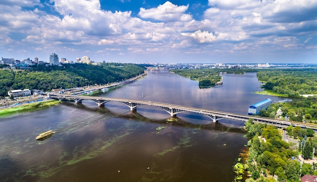 Vue aérienne du pont du métro sur le fleuve Dniepr à Kiev, la capitale de l'Ukraine