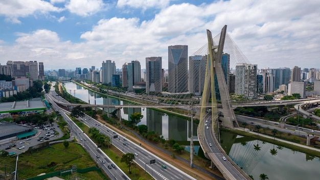 Vue aérienne du pont d'Estaiada à Marginal Pinheiros, Sao Paulo, Brésil. Centre d'affaires