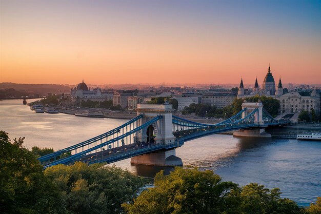 Photo vue aérienne du pont de la liberté à budapest au lever du soleil