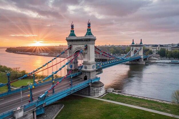 Photo vue aérienne du pont de la liberté à budapest au lever du soleil