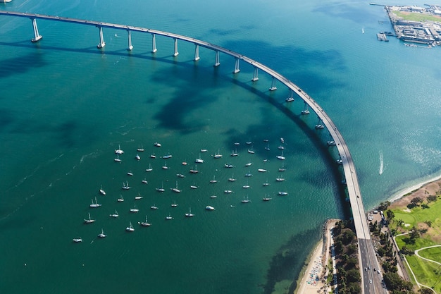 Vue aérienne du pont Mission à San Diego en Californie entouré par l'océan