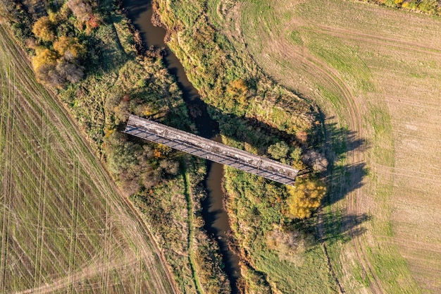 Photo vue aérienne du pont vers nulle part un vieux pont en lettonie ne sera jamais prêt sati lettonie