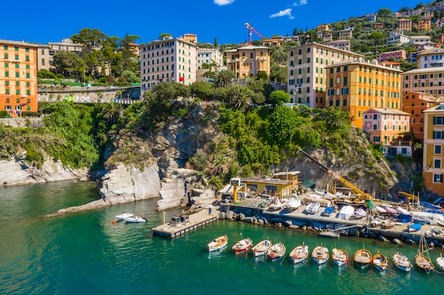 Photo vue aérienne du port de camogli. bâtiments colorés, bateaux et yachts amarrés dans la marina avec de l'eau verte.