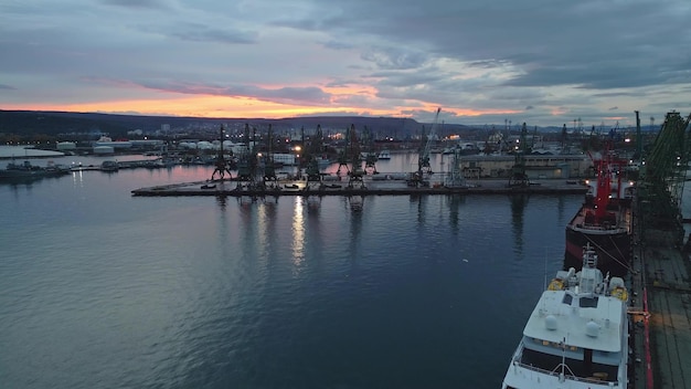 Vue aérienne du port commercial de Varna en Bulgarie dans la soirée 4k images de drone