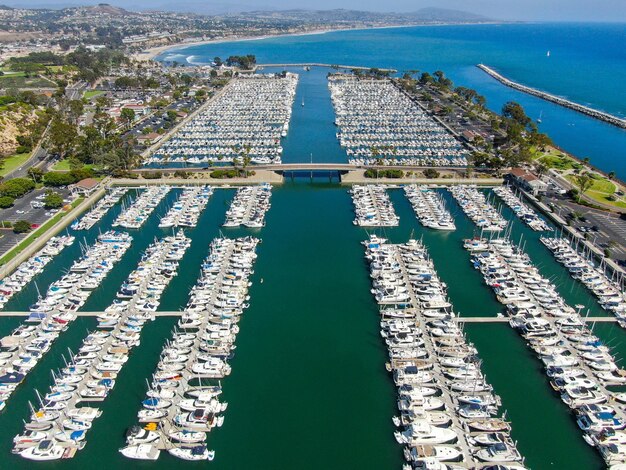 Vue aérienne du port de Dana Point et de sa marina avec yacht et voilier Orange County en Californie