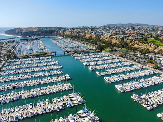 Vue aérienne du port de Dana Point et de sa marina avec yacht et voilier Orange County en Californie