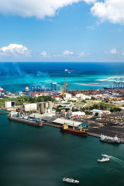 Photo vue aérienne du port sur le front de mer de port louis, maurice, afrique.