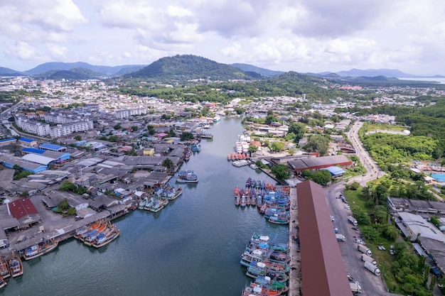 Vue aérienne du port de pêche de Phuket est le plus grand port de pêche situé sur l'île de koh siray Phuket Thaïlande