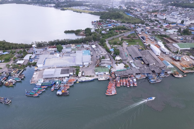 Vue aérienne du port de pêche de Phuket est le plus grand port de pêche situé sur l'île de koh siray Phuket Thaïlande