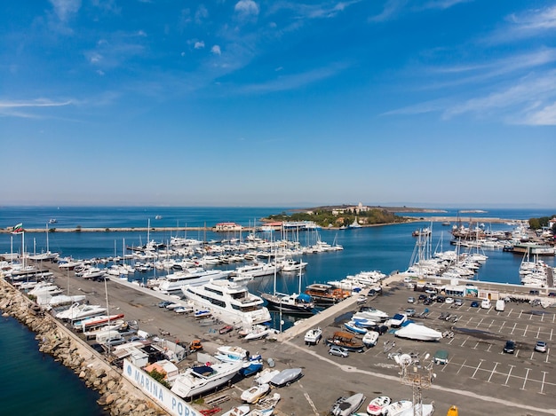 Vue aérienne du port de plaisance de la ville bulgare Sozopol Drone vue d'en haut Destination vacances d'été