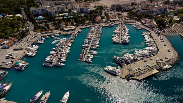 Photo vue aérienne du port et de la zone côtière de la station balnéaire turque de kemer, belle mer méditerranée, couleurs turquoise de l'eau, tir de drone