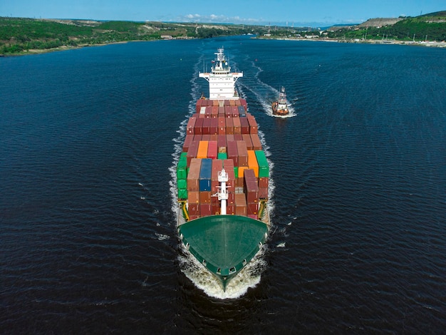 Vue aérienne du porte-conteneurs de fret dans la mer