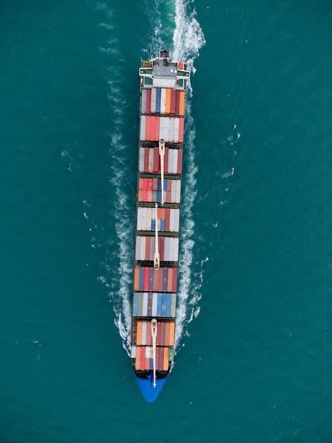 Vue aérienne du porte-conteneurs de fret dans la mer