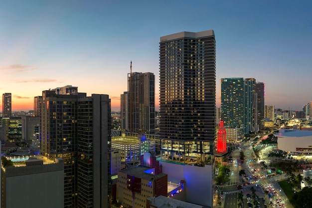 Vue aérienne du quartier des bureaux du centre-ville de Miami Brickell en Floride aux États-Unis la nuit Bâtiments de gratte-ciel commerciaux et résidentiels élevés dans la mégapole américaine moderne
