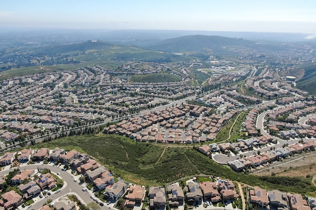 Vue aérienne du quartier de la classe moyenne supérieure avec de grandes villas autour de Double Peak Park à San Marcos