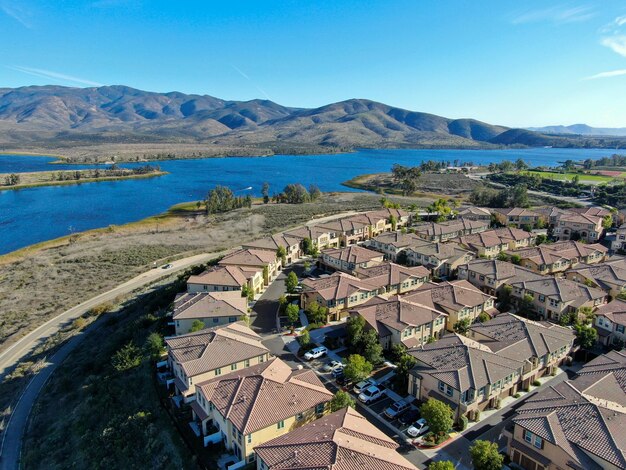 Vue aérienne du quartier de la classe moyenne supérieure avec un lotissement résidentiel identique, San Diego