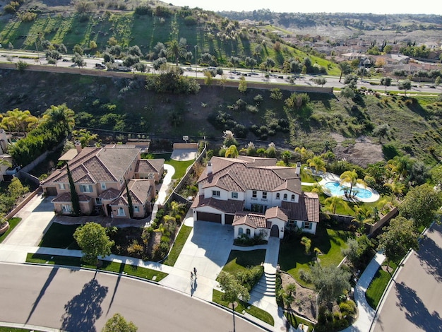 Vue aérienne du quartier avec des maisons de lotissement résidentiel et une petite route à Chula Vista