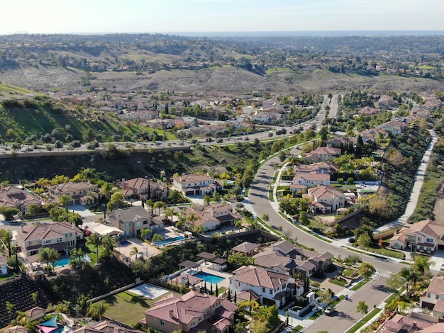 Vue aérienne du quartier avec des maisons de lotissement résidentiel et une petite route à Chula Vista