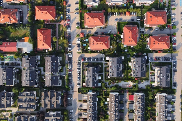 Vue aérienne du quartier résidentiel de banlieue avec des maisons et des rues en petit européen