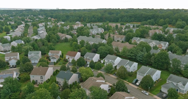 Vue aérienne du quartier résidentiel de petites rues d'une petite ville de l'est du Nouveau-Brunswick, États-Unis