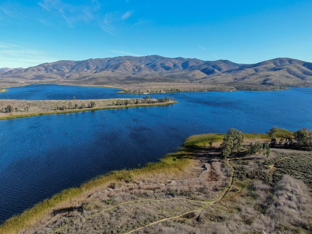 Vue aérienne du réservoir du lac Otay avec ciel bleu et montagne en arrière-plan, Chula Vista, CA