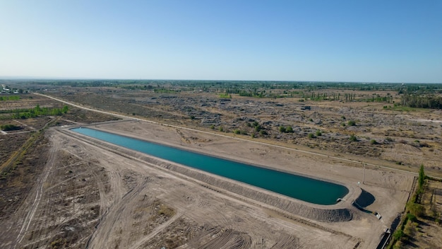 Vue aérienne du réservoir d'eau artificiel pour l'irrigation agricole