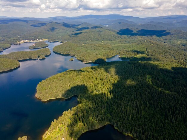 Vue aérienne du réservoir de Shiroka polyana en Bulgarie