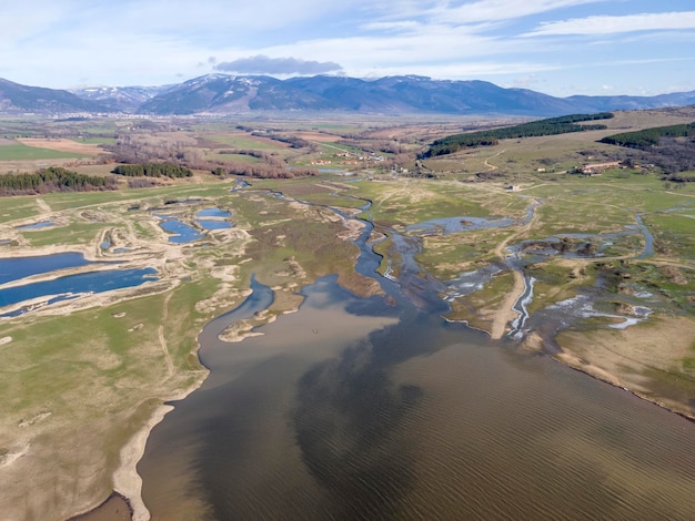 Photo vue aérienne du réservoir de zhrebchevo en bulgarie